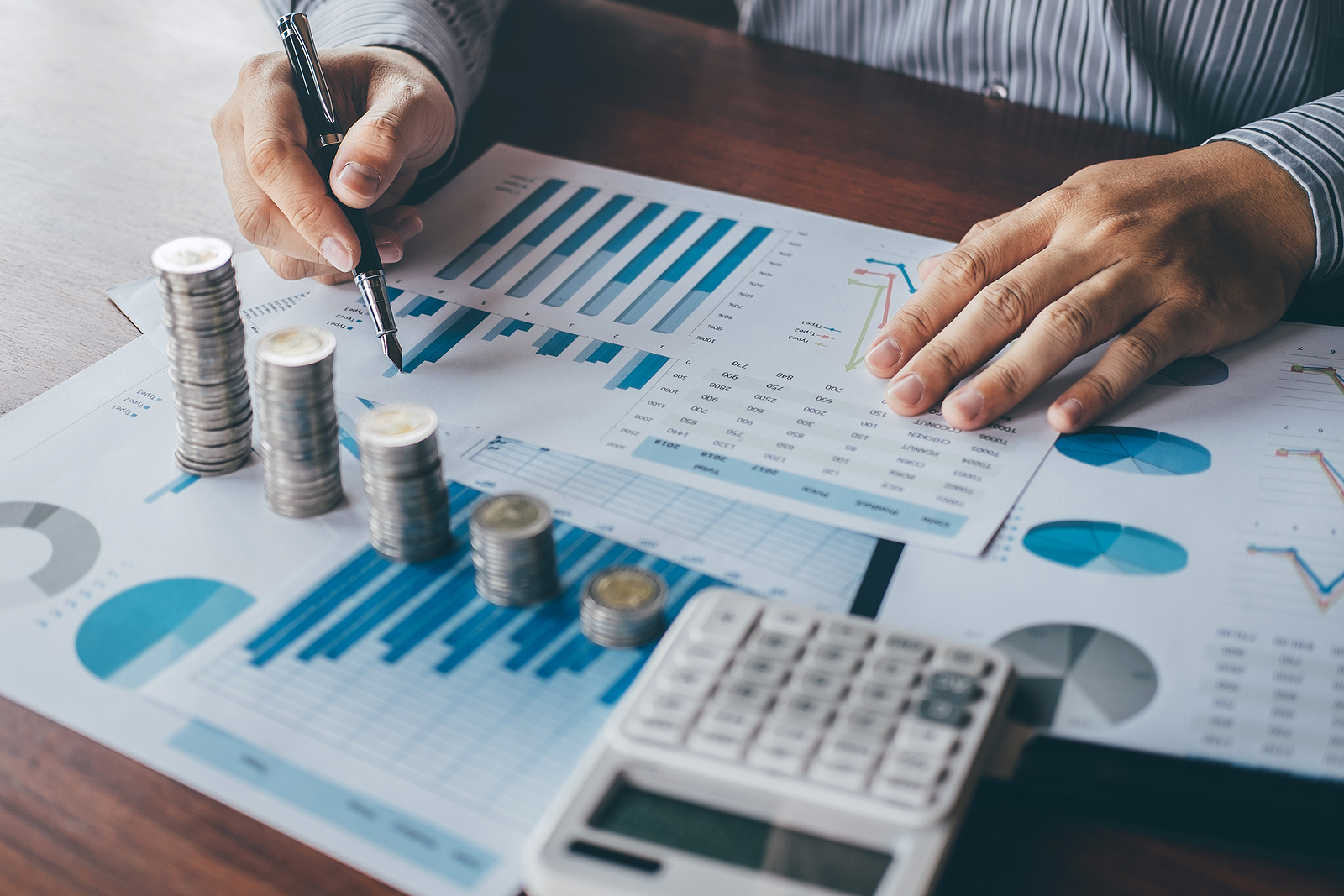 Businessman accountant counting money and making notes at report doing finances and calculate about cost of investment and analyzing financial data, Financing Accounting Banking Concept.